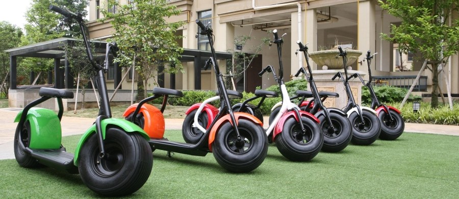 "Ważne jest, aby ten podręcznik właściciela był recenzowany przez wszystkich zawodników” – takie zdanie znalazło się w instrukcji obsługi elektrycznego skutera produkcji chińskiej. Partię sprowadzonych do Polski pojazdów zatrzymali celnicy ze Szczecina. Wszystko przez "kwiatki” w dołączonych do pojazdu dokumentach. 