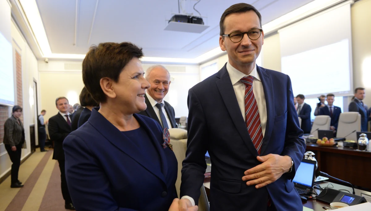 Mateusz Morawiecki ma zastąpić Beatę Szydło na stanowisku premiera - to, jak dowiedział się reporter RMF FM Patryk Michalski, najnowszy scenariusz rekonstrukcji rządu autorstwa Jarosława Kaczyńskiego, zaprezentowany kluczowym politykom Prawa i Sprawiedliwości podczas wieczornej narady w siedzibie partii przy Nowogrodzkiej. W RMF FM ujawniamy kulisy tego spotkania!