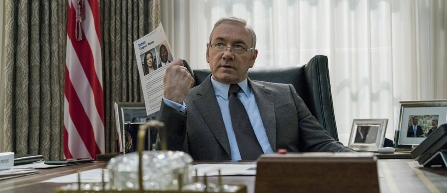 Platforma Netflix poinformowała, że prace nad ostatnim, szóstym sezonem serialu "House of Cards" ruszą na początku przyszłego roku. Potwierdzono też, że w finalnej serii nie zagra Kevin Spacey oskarżany o molestowanie seksualne. 