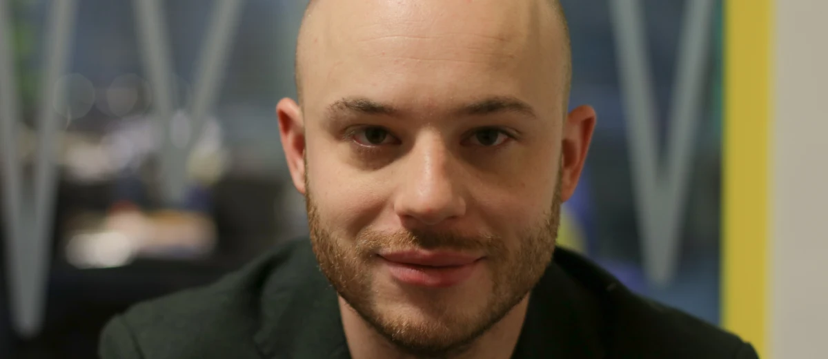 "Chcemy, żeby był trzeci kandydat, społeczny (na prezydenta Warszawy – przyp. red.), który rozbije ten duopol POPiS-u, który miał formalną koalicję w radzie miasta. Radni PiS-u i PO są w wielkiej przyjaźni, myślę tutaj o planach zagospodarowania centrum Warszawy" - mówi w Porannej rozmowie w RMF FM Jan Śpiewak. "Nie wykluczam, że będę głosować na siebie, jeśli będzie taka okazja" - tak stołeczny radny komentuje spekulacje, iż to on będzie tym trzecim kandydatem na prezydenta Warszawy. "Rozmowy trwają" - zaznacza gość Roberta Mazurka. "Jestem twórcą dwóch ruchów miejskich, nagłośniłem aferę reprywatyzacyjną, mam 12 pozwów, ryzykuję całkiem sporo. Jestem poza wszelkimi układami, nie mam żadnych długów do spłacenia" - zapewnia Śpiewak.