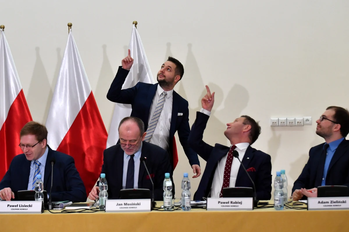 Nagła przerwa w posiedzeniu komisji weryfikacyjnej do spraw warszawskiej reprywatyzacji. To drugi dzień przesłuchań dotyczących kamienicy przy ulicy Noakowskiego 16, w której udziały mieli mąż i córka prezydent Warszawy. Powodem tego zamieszania była spora lampa na suficie, która wyglądała jakby miała się zaraz urwać.