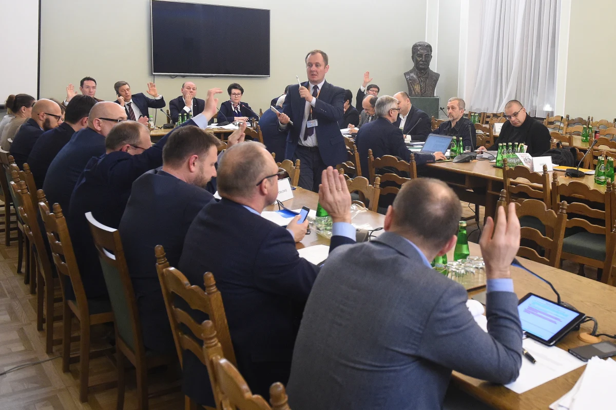 Komisja nadzwyczajna, która pracuje nad projektem PiS zmian w Kodeksie wyborczym opowiedziała się we wtorek za zmianą sposobu wyboru PKW oraz za wygaszeniem kadencji obecnej PKW po wyborach parlamentarnych 2019 r. Na następne posiedzenie w czwartek, przełożono sprawę dwukadencyjności wójtów.