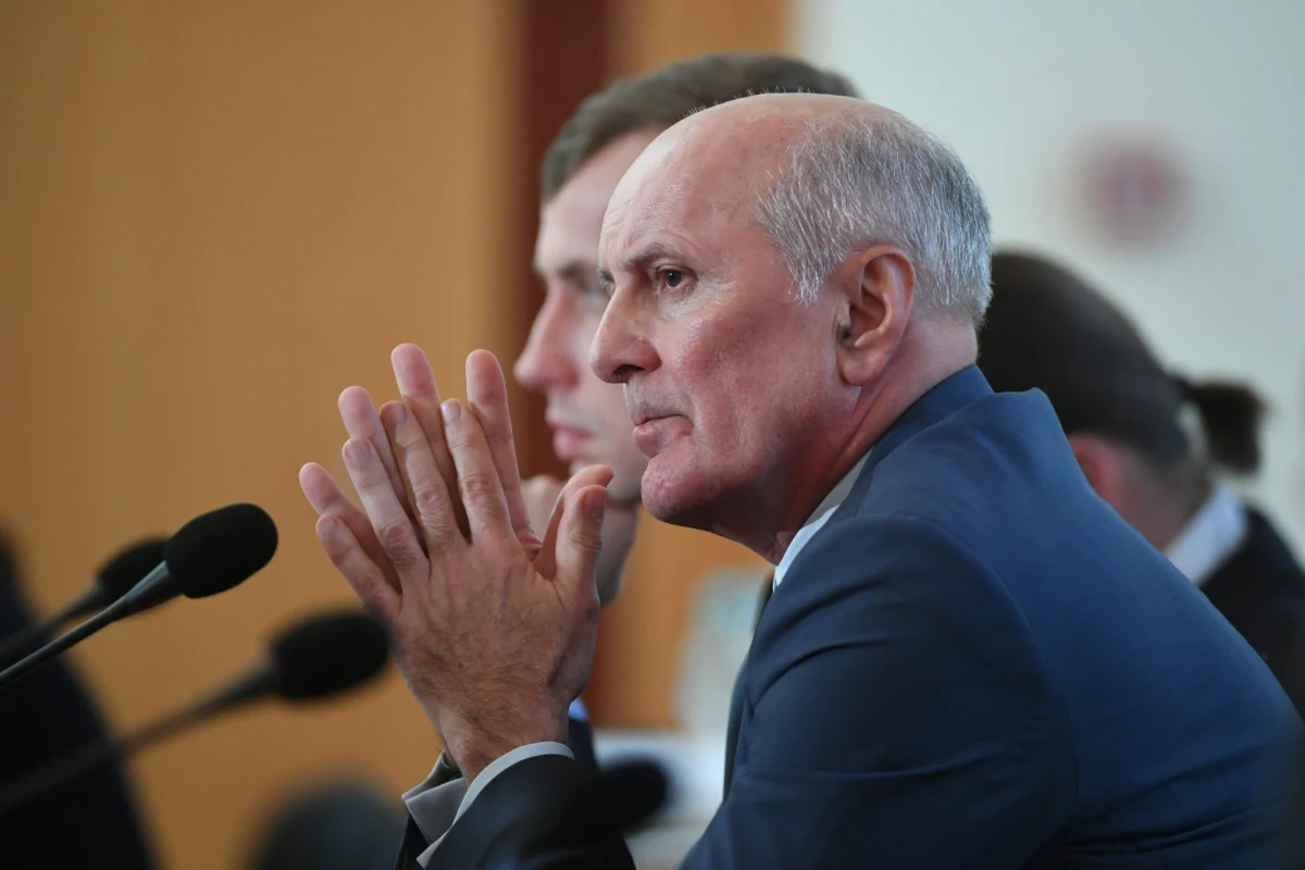 ​Komisja weryfikacyjna rozpoczęła we wtorek po godz. 14:00 przesłuchanie jako strony męża prezydent Warszawy Hanny Gronkiewicz-Waltz - Andrzeja Waltza. Powiedział on, że było 12 spadkobierców kamienicy przy Noakowskiego 16 i uznano, że jedyną formą rozliczenia spadku jest sprzedaż kamienicy. "Nie rozmawiałem z żoną czy decyzja ws. Noakowskiego16 jest prawidłowa, czy nie" - zeznał Andrzej Waltz. 