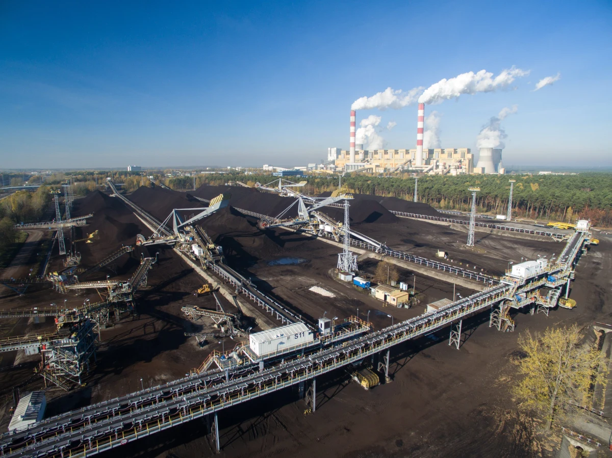 Od jutra do piątku pracownicy spółek Elbest i Elbest Security będą blokować drogi dojazdowe do elektrowni i kopalni Bełchatów. Protest, polegający na przechodzeniu przez jezdnię na pasach, będzie trwał w godzinach 6:00-8:00  -informuje dziennikarka RMF FM Agnieszka Wyderka.