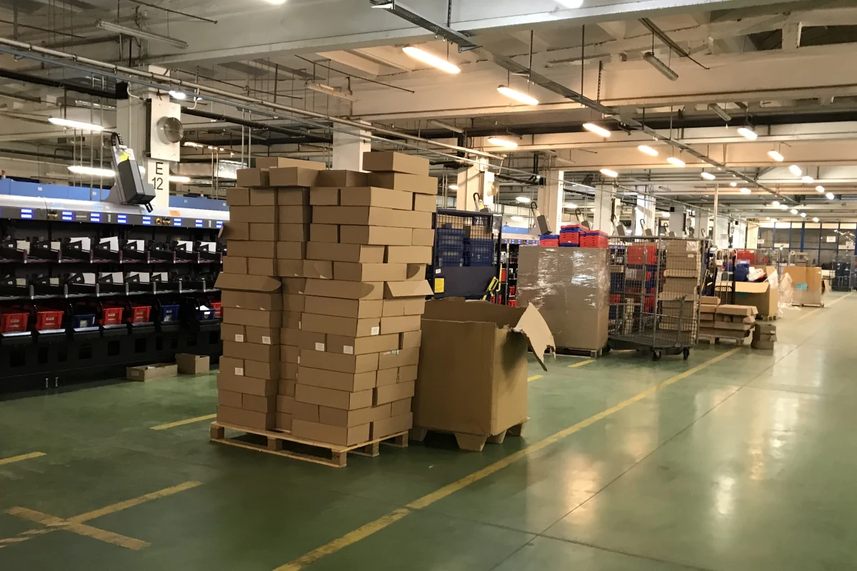 Ponad 300 tysięcy paczek dziennie od początku grudnia trafia do Poczty Polskiej. To ten okres, kiedy pocztowe sortownie w całym kraju pracują najintensywniej w roku - 24 godziny na dobę.