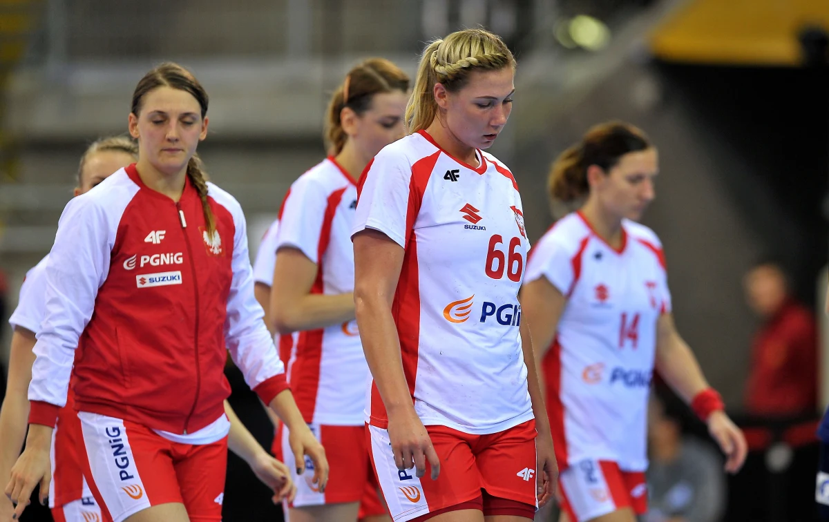 Polska przegrała w Bietigheim-Bissingen z obrońcą tytułu Norwegią 20:35 (11:18) w swoim trzecim meczu grupy B mistrzostw świata piłkarek ręcznych w Niemczech. Norwegia zapewniła sobie awans do 1/8 finału. 