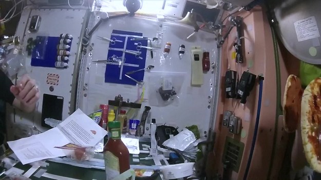 Astronauci z Międzynarodowej Stacji Kosmicznej przygotowali sobie prawdziwą ucztę. Zrobili, a potem zjedli prawdziwą pizzę. Jak im poszło?