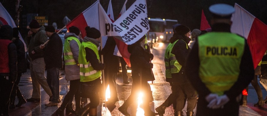 ​Kilkudziesięciu pracowników firmy ochraniającej kopalnię i elektrownię w Bełchatowie między godzinami 6 a 8 blokowało drogę prowadzącą do tych obiektów. Protestujący domagają się równouprawnienia i podwyżki płac. Protest, jak informowała dziennikarka RMF FM Agnieszka Wyderka, ma być kontynuowany w czwartek i piątek.