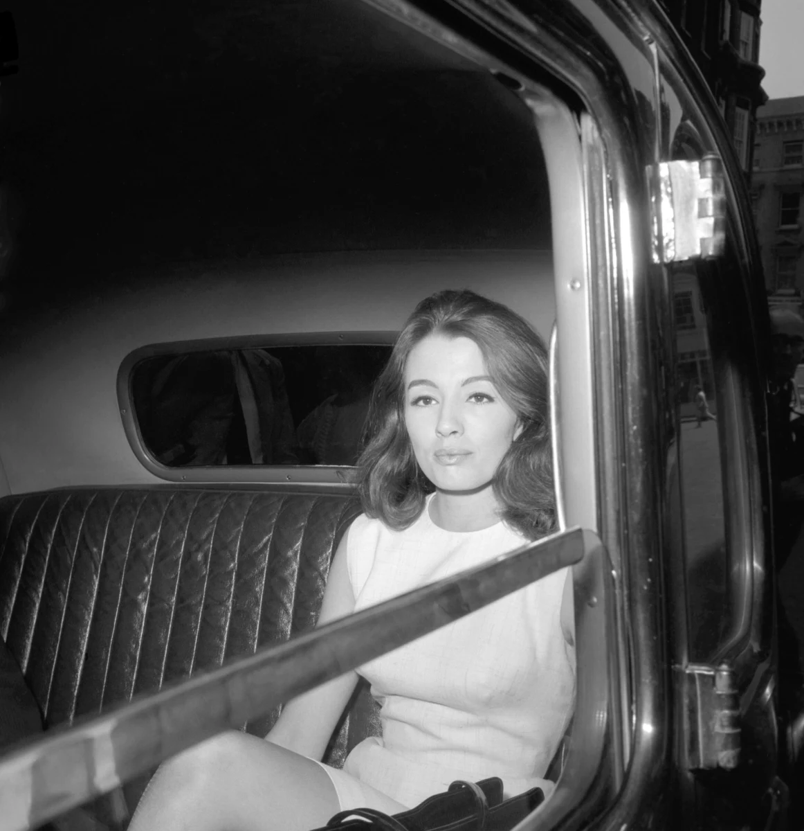 Christine Keeler, była modelka i tancerka, która w latach 60. znalazła się w centrum tzw. afery Profumo, czyli jednego z największych skandali obyczajowych i politycznych w zimnowojennej Wielkiej Brytanii, zmarła w wieku 75 lat - poinformował jej syn. Seymour Platt napisał na Facebooku, że jego matka zmarła w poniedziałek wieczorem w szpitalu pod Farnborough w południowej Anglii. W ostatnich latach życia zmagała się z przewlekłą chorobą płuc.