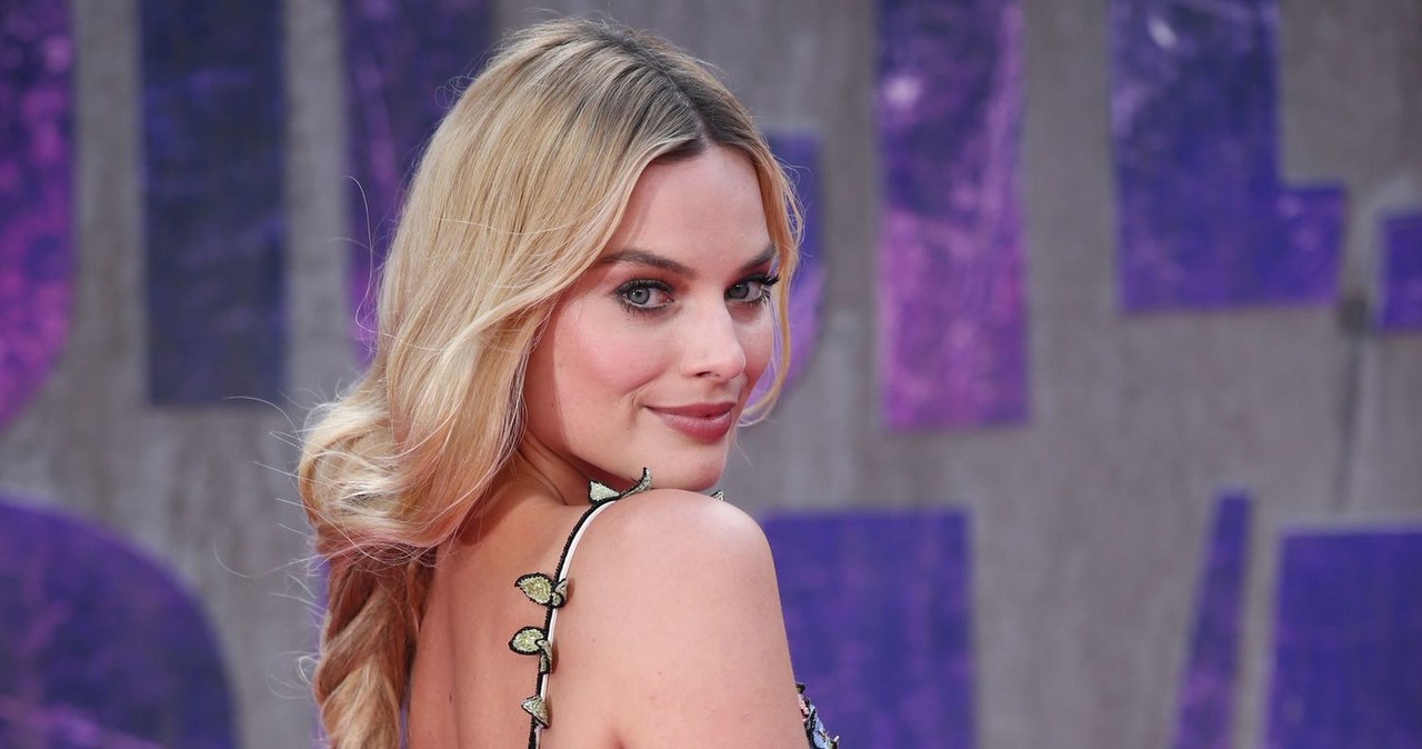 Na ekranie uwodzi w rolach seksownych piękności, na czerwonych dywanach zaś olśniewa posągowymi kreacjami podkreślającymi jej hollywoodzką urodę. Margot Robbie udowadnia, że można wyglądać niezwykle kobieco, nie tracąc przy tym uroku i klasy.