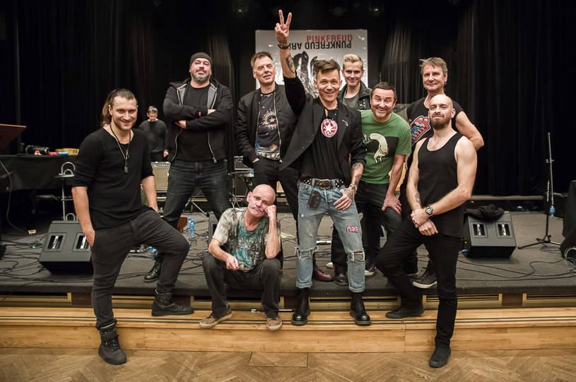 Z okazji 10. rocznicy premiery płyty "Punk Freud" dowodzona przez Wojtka Mazolewskiego grupa Pink Freud postanowiła przygotować koncertową płytę z legendami polskiego punk rocka.