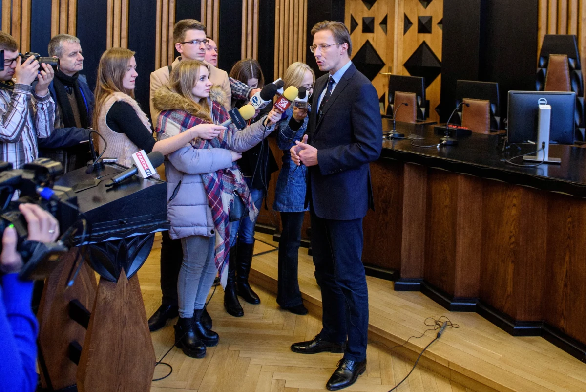 S​ąd Apelacyjny w Krakowie postanowił, że sprawa zabójstwa 17-letniej Iwony Cygan zostanie przeniesiona do Sądu Okręgowego w Rzeszowie - poinformował  rzecznik SA sędzia Tomasz Szymański.