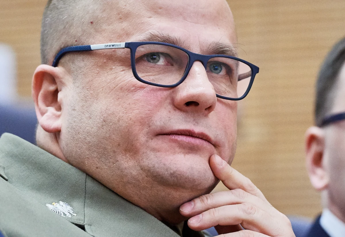 ​Generał Jarosław Kraszewski kolejny raz został wezwany do Służby Kontrwywiadu Wojskowego. Jak ustalił dziennikarz RMF FM, szef Departamentu Zwierzchnictwa nad Siłami Zbrojnymi w prezydenckim Biurze Bezpieczeństwa Narodowego rozpoczął już spotkanie z oficerami, prowadzącymi postępowanie sprawdzające w jego sprawie.