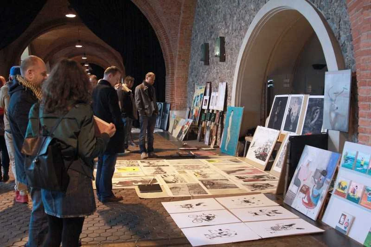 Świąteczne Targowisko Sztuki to będzie prezentacja prac studentów i absolwentów stołecznej Akademii Sztuk Pięknych. W najbliższą niedzielę 10 grudnia można zajrzeć do Arkad Kubickiego na Zamku Królewskim w Warszawie. Wstęp na Targowisko Sztuki jest bezpłatny. "Można poszukać talentów albo pomysłów na prezenty" - mówią Zuzanna Jankowska i Dorota Godhlewska.