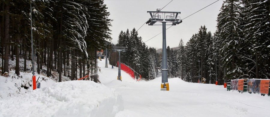 Drugi stopień zagrożenia lawinowego wprowadzono w Karkonoszach. Na Śnieżce leży ponad pół metrowa warstwa śniegu. W dolnośląskich górach zima, a to dobra informacja dla miłośników narciarstwa. Dziś ruszył sezon w Czarnej Górze, a w weekend zaczną działać pierwsze stoki w Karpaczu. Od kilku dni można szusować także w Zieleńcu. 