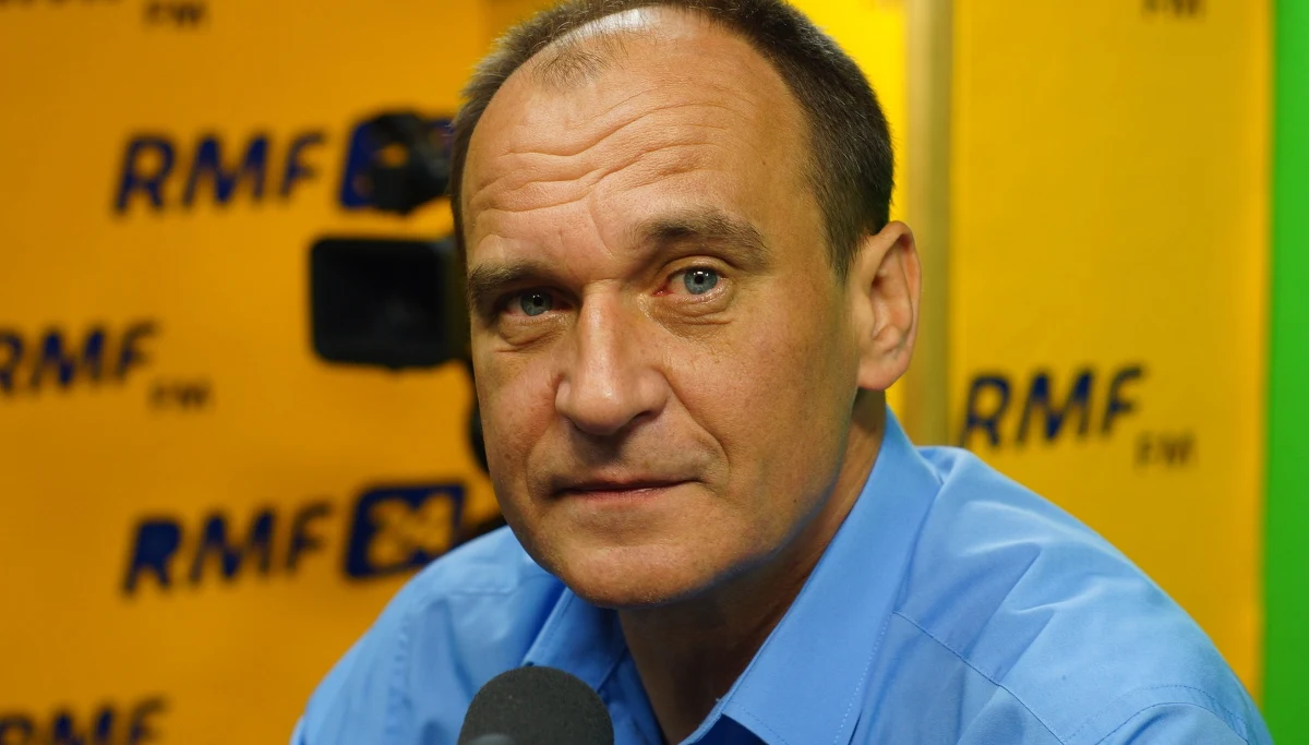  "Jak mi tej pani premier jest, tak po ludzku, żal. Ja nie dałem temu rządowi wotum zaufania. Natomiast to, co się wyprawia ... Czysto ludzkie podejście: Jak można tę kobietę (premier Beatę Szydło - przyp. red.), która pracuje od rana do nocy, jak pracuje to już inna sprawa, ale z pewnością jest to orka, jak można tak traktować człowieka, i przez pół roku mówić, że ona właściwie jest na wylocie. To też świadczy o tym, jaki jest charakter tej partii politycznej (PiS - przyp. red.)" - mówi w Porannej rozmowie w RMF FM Paweł Kukiz. "Jeśli w taki sposób traktują swoich, to co myślą o obywatelach?" - dodaje lider Kukiz'15.