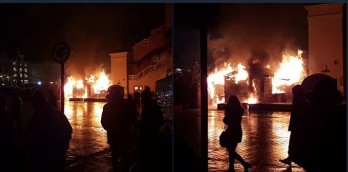 Groźnie wyglądający pożar na Rynku Głównym w Krakowie. W ogniu stanęło tam jedno z bożonarodzeniowych stoisk.