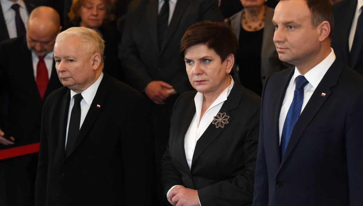 Pilne spotkanie na szczycie. O godz. 9:30 prezydent Andrzej Duda miał rozmawiać z premier Beatą Szydło i prezesem PiS Jarosławem Kaczyńskim. Rozmowy miały dotyczyć m.in. rekonstrukcji rządu. Spotkanie jednak się opóźnia, bo premier i prezes PiS wciąż są w Sejmie, gdzie za chwilę powinna się rozpocząć debata o wotum nieufności dla rządu.