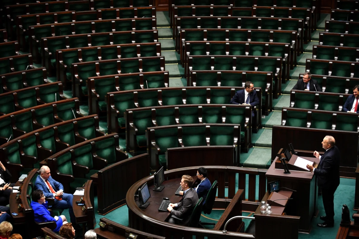Po tym jak w Sejmie Beata Szydło zakończyła swoje przemówienie, z sali wyszła - oprócz premier - również część ministrów, Jarosław Kaczyński, oraz część polityków PiS. Opozycja m.in. Grzegorz Schetyna, Rafał Trzaskowski, Władysław Kosiniak-Kamysz przemawiali do pustych rządowych ław. Z grona ministrów, debacie, przysłuchiwała się jedynie szefowa resortu cyfryzacji. 