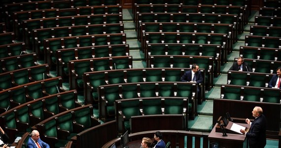 Po tym jak w Sejmie Beata Szydło zakończyła swoje przemówienie, z sali wyszła - oprócz premier - również część ministrów, Jarosław Kaczyński, oraz część polityków PiS. Opozycja m.in. Grzegorz Schetyna, Rafał Trzaskowski, Władysław Kosiniak-Kamysz przemawiali do pustych rządowych ław. Z grona ministrów, debacie, przysłuchiwała się jedynie szefowa resortu cyfryzacji. 