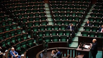 Opozycja przemawiała w Sejmie, przy pustych rządowych ławach. "Pokazujecie środkowy palec" 