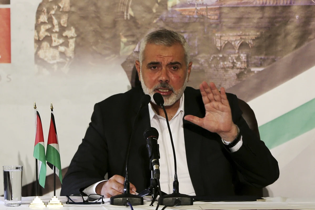P​rzywódca radykalnej organizacji palestyńskiej Hamas Ismail Hanije wezwał do "nowej intifady" - palestyńskiego powstania przeciw Izraelowi. "Niech 8 grudnia (piątek) będzie pierwszym dniem intifady przeciwko okupantowi" - nawoływał w mieście Gaza. Apel nastąpił dzień po ogłoszeniu przez prezydenta Donalda Trumpa, że USA uznają Jerozolimę za stolicę Izraela. "Możemy jedynie stawić czoło syjonistycznej polityce wspieranej przez Stany Zjednoczone, wzniecając nową intifadę" - powiedział przywódca Hamasu w swoim wystąpieniu. "Powinniśmy wezwać (do intifady) i powinniśmy pracować nad rozpoczęciem intifady w obliczu syjonistycznego wroga" - dodał.