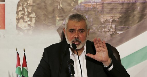 P​rzywódca radykalnej organizacji palestyńskiej Hamas Ismail Hanije wezwał do "nowej intifady" - palestyńskiego powstania przeciw Izraelowi. "Niech 8 grudnia (piątek) będzie pierwszym dniem intifady przeciwko okupantowi" - nawoływał w mieście Gaza. Apel nastąpił dzień po ogłoszeniu przez prezydenta Donalda Trumpa, że USA uznają Jerozolimę za stolicę Izraela. "Możemy jedynie stawić czoło syjonistycznej polityce wspieranej przez Stany Zjednoczone, wzniecając nową intifadę" - powiedział przywódca Hamasu w swoim wystąpieniu. "Powinniśmy wezwać (do intifady) i powinniśmy pracować nad rozpoczęciem intifady w obliczu syjonistycznego wroga" - dodał.