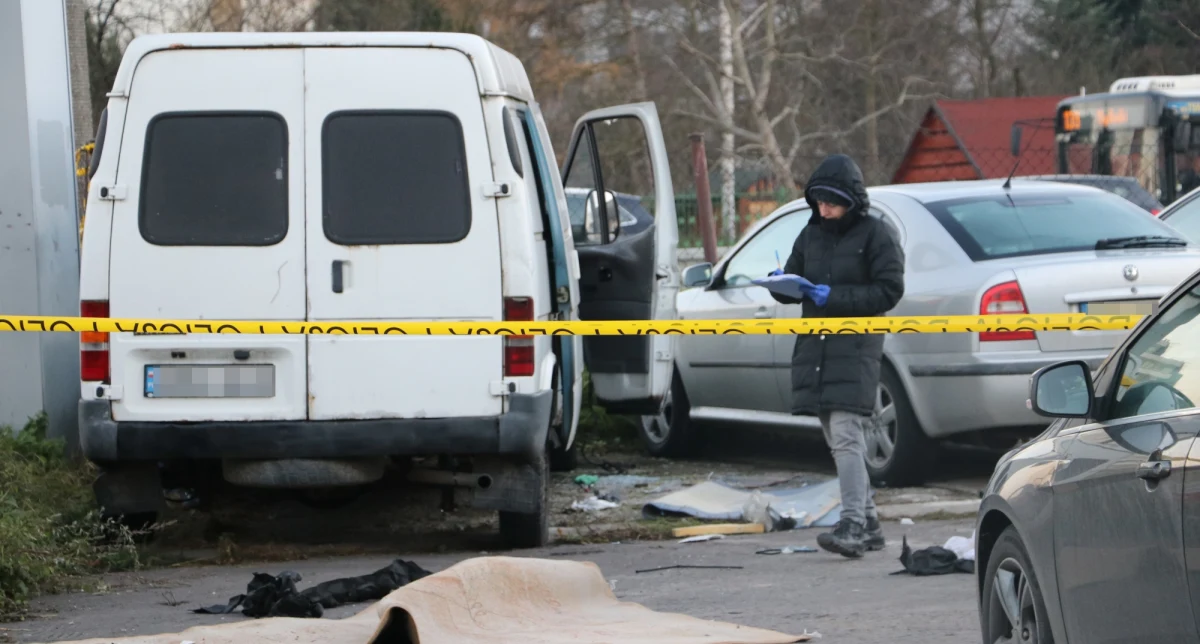 Policyjni pirotechnicy sprawdzali tam dwa samochody osobowe zaparkowane na parkingu przy ulicy Armii Krajowej w Krakowie. Miały się w nich znajdować ładunki wybuchowe. 
