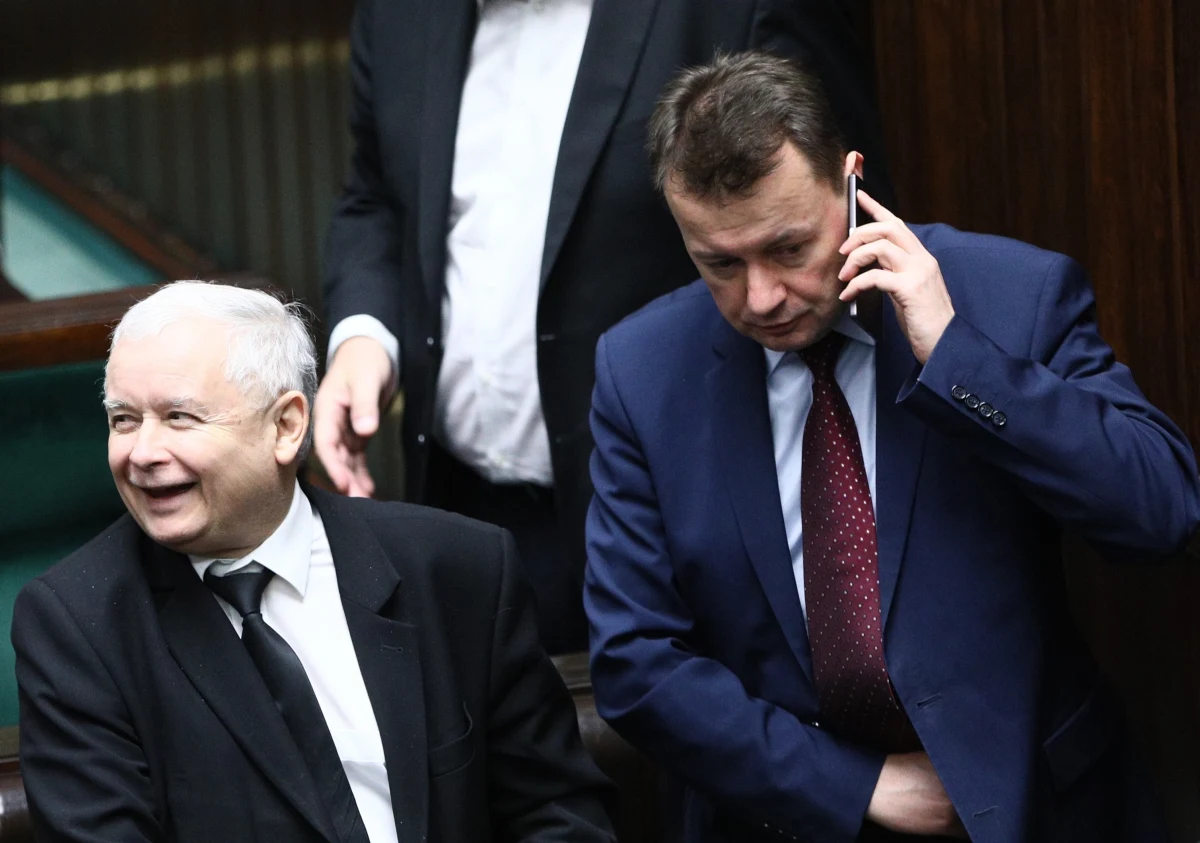 Rząd nie wycofa się z decyzji o nieprzyjmowaniu do Polski uchodźców. Najważniejsze jest bezpieczeństwo - oświadczył szef MSWiA Mariusz Błaszczak. Odpowiedział w ten sposób na decyzję Komisji Europejskiej, która poinformowała o skierowaniu do Trybunału Sprawiedliwości UE sprawy przeciwko Polsce, Węgrom i Czechom w związku z niewykonaniem przez te kraje decyzji o relokacji uchodźców z września 2015 roku.