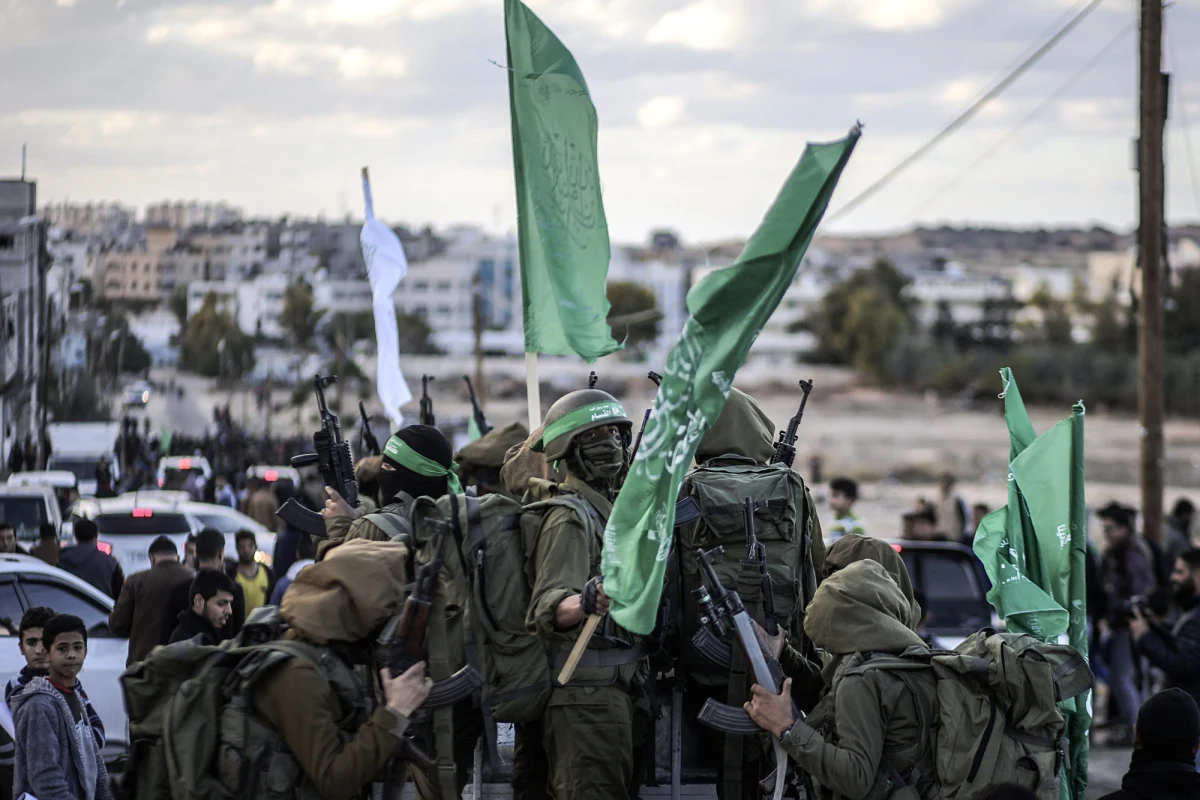 ​Izraelskie siły zbrojne poinformowały, że ostrzelały cele w Strefie Gazy w odpowiedzi na pociski wystrzelone stamtąd w kierunku Izraela. Kilka godzin wcześniej grupa parlamentarna libańskiego Hezbollahu wydała oświadczenie, w którym nazywa uznanie przez USA Jerozolimy za stolicę Izraela aktem agresji wobec Palestyńczyków oraz "najbardziej niebezpieczną" decyzją, jaką podjął kiedykolwiek prezydent USA. Bliski Hezbollahowi dziennik "Al-Akbar" zamieścił w czwartek na pierwszej stronie wezwanie: "Śmierć Ameryce". Szef libańskiego Hezbollahu Hasan Nasrallah powiedział w wystąpieniu telewizyjnym, że popiera palestyńskie powstanie i "ruch oporu" wobec uznania przez USA Jerozolimy za stolicę Izraela. 