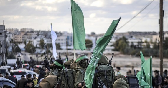​Izraelskie siły zbrojne poinformowały, że ostrzelały cele w Strefie Gazy w odpowiedzi na pociski wystrzelone stamtąd w kierunku Izraela. Kilka godzin wcześniej grupa parlamentarna libańskiego Hezbollahu wydała oświadczenie, w którym nazywa uznanie przez USA Jerozolimy za stolicę Izraela aktem agresji wobec Palestyńczyków oraz "najbardziej niebezpieczną" decyzją, jaką podjął kiedykolwiek prezydent USA. Bliski Hezbollahowi dziennik "Al-Akbar" zamieścił w czwartek na pierwszej stronie wezwanie: "Śmierć Ameryce". Szef libańskiego Hezbollahu Hasan Nasrallah powiedział w wystąpieniu telewizyjnym, że popiera palestyńskie powstanie i "ruch oporu" wobec uznania przez USA Jerozolimy za stolicę Izraela. 