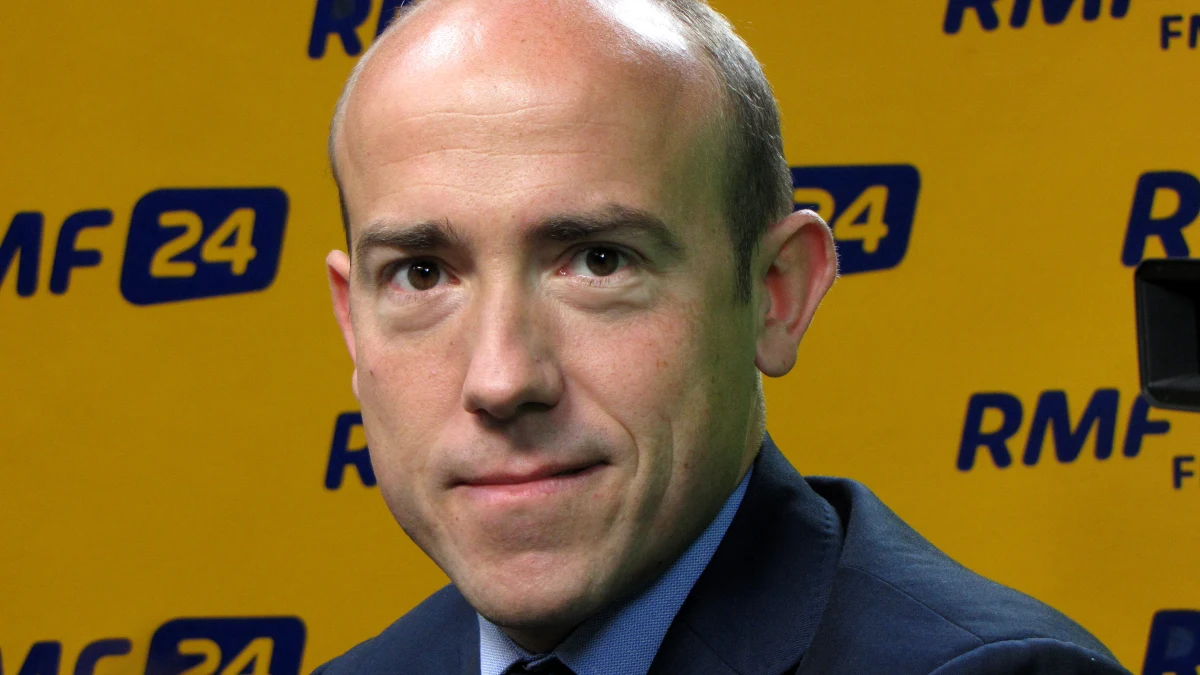 „Jeszcze wczoraj rano słyszeliśmy z mównicy sejmowej, że jest to najlepszy rząd, a każdy, kto chce go zmienić, będzie zdrajcą narodowym” - mówił w rozmowie z RMF FM wiceprzewodniczący Platformy Obywatelskiej Borys Budka. Jego zdaniem „Komitet Polityczny PiS wczoraj dopuścił się zdrady narodowej, atakując panią premier Beatę Szydło i żądając jej dymisji”. „Pokazano, że pani premier jest tylko elementem układanki, którą gdzieś tam robi Jarosław Kaczyński - dla niego ludzie się nie liczą” - ocenił rozmówca naszego dziennikarza Tomasza Skorego. 