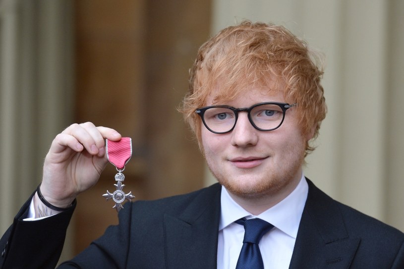 Ed Sheeran został Członkiem Orderu Imperium Brytyjskiego (MBE). Podczas uroczystości w pałacu Buckingham odznaczenie wręczył muzykowi książę Karol. 