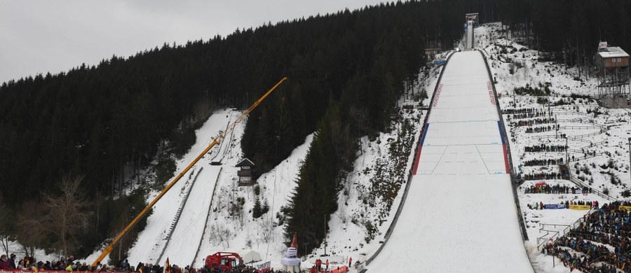 Z powodu zbyt silnego wiatru kwalifikacje do konkursu Pucharu Świata w skokach narciarskich w niemieckim Titisee-Neustadt zostały odwołane. W sobotę zaplanowany jest konkurs drużynowy, w niedzielę indywidualny.