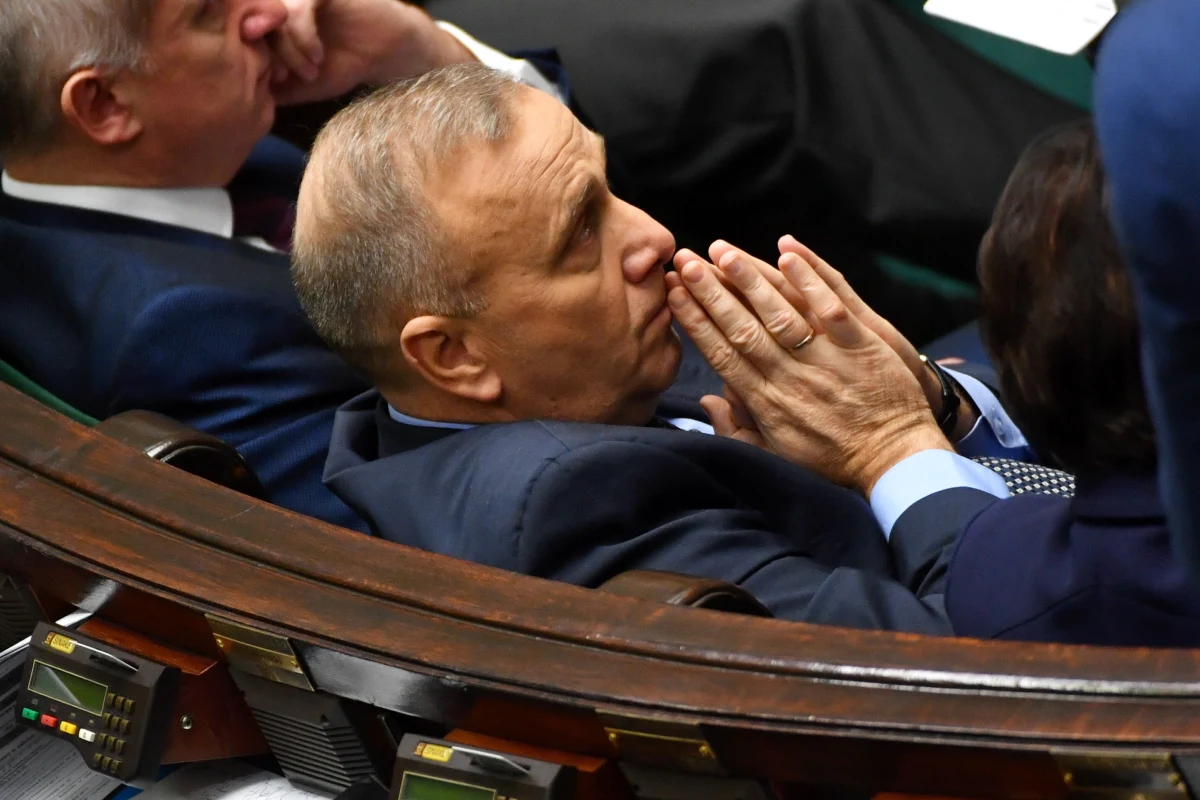 Oczekujemy od prezydenta Andrzeja Dudy zawetowania uchwalonych w piątek przepisów dot. KRS i Sądu Najwyższego; nie może być tak, że głowa państwa bierze udział w łamaniu konstytucji  w sposób, który prowadzi do odebrania sądom niezawisłości - powiedział lider PO Grzegorz Schetyna. Sejm uchwalił w piątek nowelizację ustawy o Krajowej Radzie Sądownictwa oraz nową ustawę o SN; obie autorstwa prezydenta Andrzej Dudy. Teraz trafią one do Senatu.