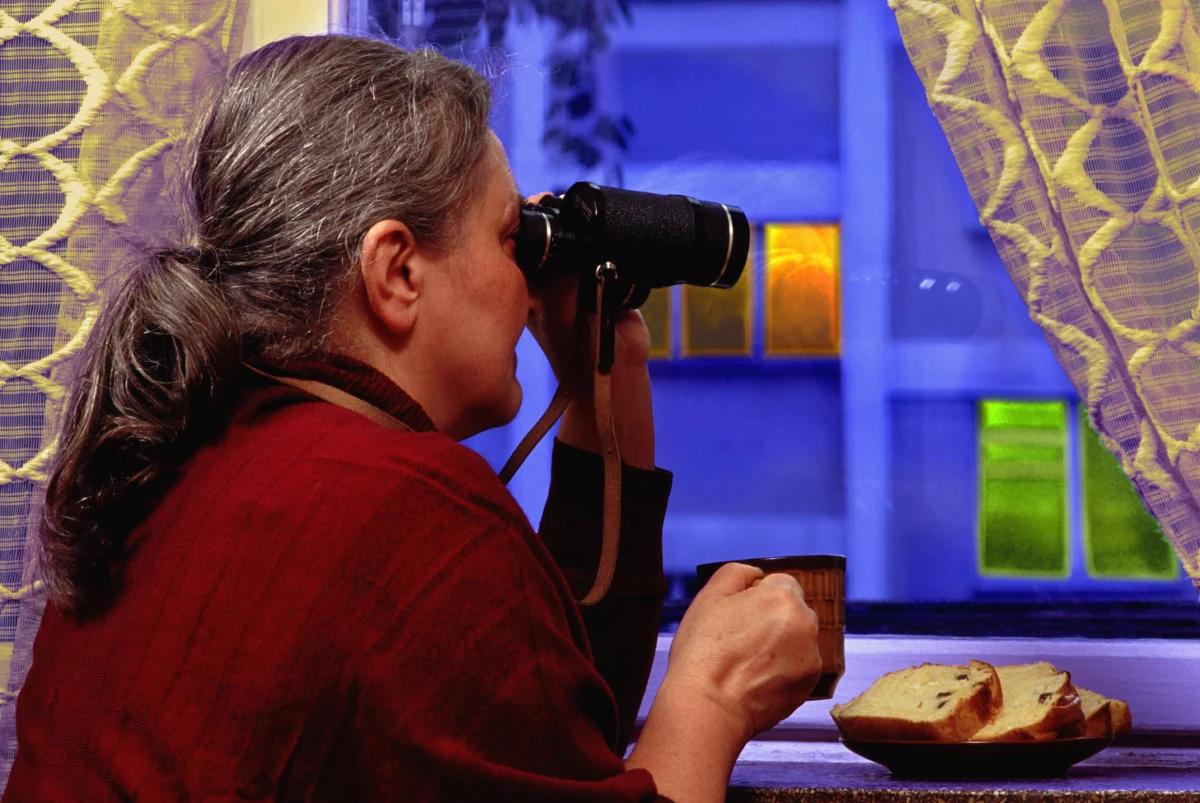 Ostatnio, kiedy przeglądałem książki z wyprzedaży w mojej ulubionej nowohuckiej księgarni, wpadł mi w rękę tom pod kuszącym tytułem „Zapiski podglądacza”. Szczerze się przyznam, że właśnie słowo „podglądacz” przyciągnęło moją uwagę na tyle, że zdjąłem egzemplarz z półki i zacząłem wertować. 