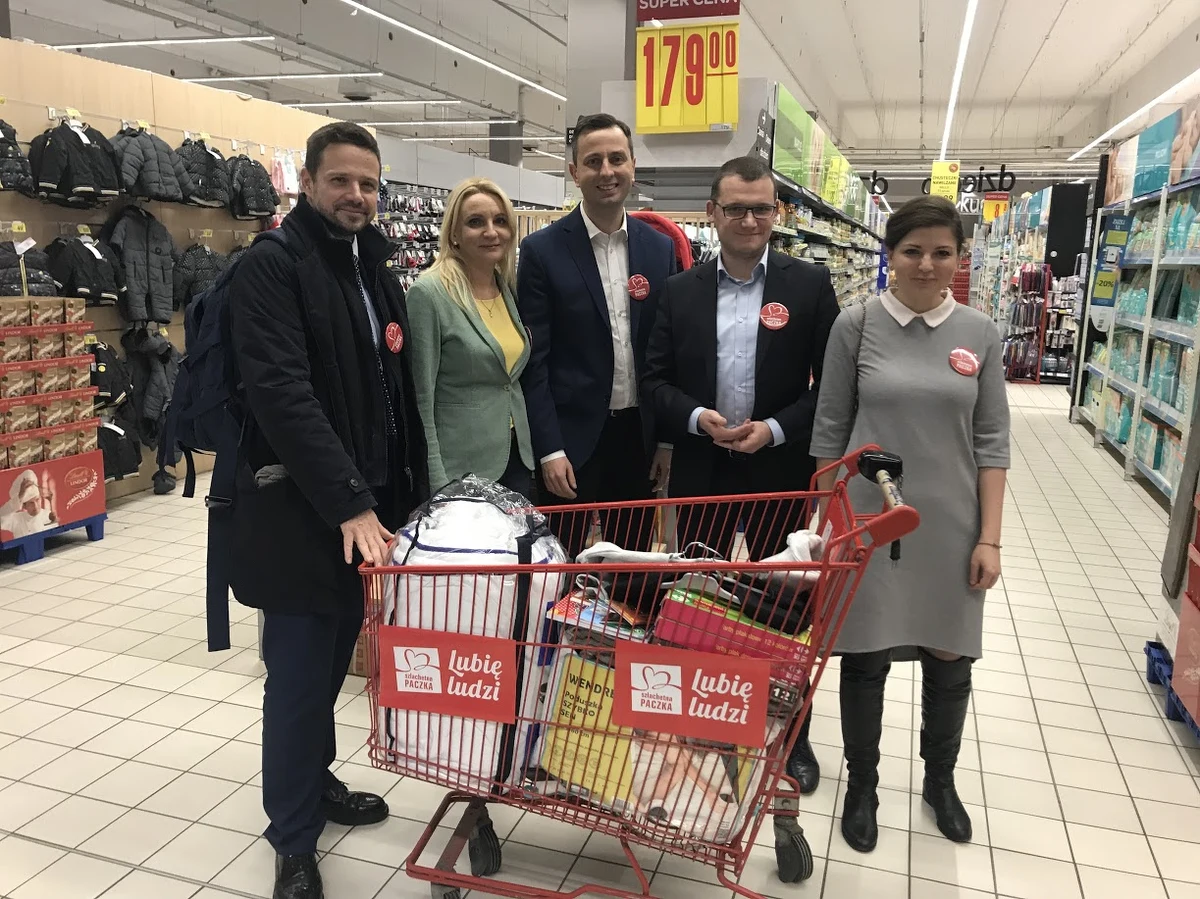 ​Mimo trudnego czasu w Sejmie, politycy wszystkich partii parlamentarnych postanowili zjednoczyć się we wspólnej sprawie. W czwartkowy wieczór na wspólnych zakupach w centrum handlowym można było spotkać Monikę Rosę (Nowoczesna), Agnieszkę Ścigaj (Kukiz'15), Pawła Szefernakera (PiS), Rafała Trzaskowskiego (PO) oraz Władysława Kosiniaka-Kamysza (PSL). Politycy różnych ugrupowań przygotowali Szlachetną Paczkę dla jednej z tysięcy potrzebujących rodzin.
