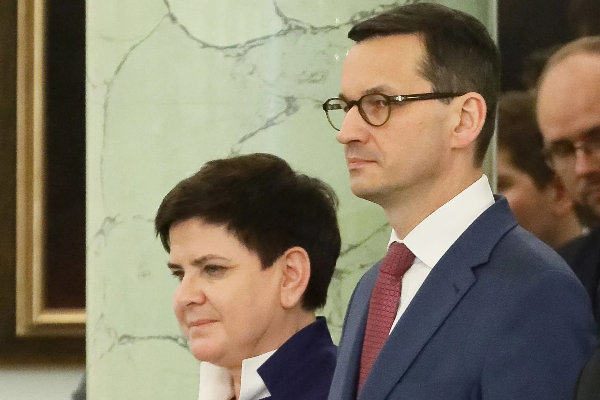 ​"Gratuluję Mateuszowi Morawieckiemu i życzę powodzenia w niełatwej misji premierowania. Trzymam kciuki za sukces Polski" - napisała na Twitterze ustępująca premier Beata Szydło.