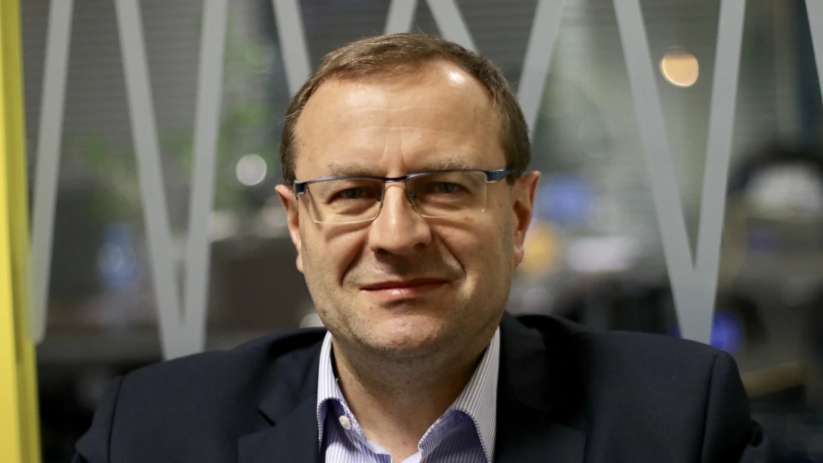 „Nie siedzę w głowie prezesa Kaczyńskiego i nie znam jego tajnego planu, którego istotnym punktem była zmiana premiera. W kategoriach politologicznych to jest kompletnie nieracjonalne. Beata Szydło miała bardzo dobre wyniki sondażowe, nie była bohaterką żadnej afery w ostatnich tygodniach, i nagle została usunięta, a co zabawniejsze - w dniu, w którym PiS zablokował wotum nieufności ze strony opozycji. To dość niesłychana konstrukcja, nie przypominam sobie podobnych przypadków w demokracjach parlamentarnych” - powiedział w Popołudniowej rozmowie w RMF FM prof. Antoni Dudek, komentując rekonstrukcję rządu PiS. „Są pewne napięcia, bardzo silne - wewnątrz rządu, a prezes Kaczyński uznał, że one idą już tak daleko, i uznał, że aby je osłabić, wstawi nowego premiera (…). Mam wątpliwości, czy wielu działaczy PiS zaakceptuje pozycję Morawieckiego w PiS-ie” - podkreślił politolog. „Prezes Kaczyński rozumie swoje ograniczenia związane z wiekiem, woli monitorować naprawdę ważne sprawy z Nowogrodzkiej. Ja wcześniej zakładałem, że wariant z Morawieckim jest nieprawdopodobny. To było dla mnie zaskakujące. Nie wiem, jak to Polacy odbiorą, to jest przedziwna operacja” - dodał prof. Dudek. Według politologa, ewentualne odwołanie premiera Morawieckiego ze stanowiska będzie trudniejsze, niż odwołanie premier Szydło, m. in.  z uwagi na możliwość politycznego zbliżenia prezydenta do rządu, który powoła Morawiecki. Prof. Dudek zaznaczył, że z tego powodu zagrożony może poczuć się także Antoni Macierewicz. „Oby Antoni Macierewicz się poczuł zagrożony – każdy dzień, gdy stoi na czele MON, nie jest dobry dla polskiej armii” – ocenił. 
