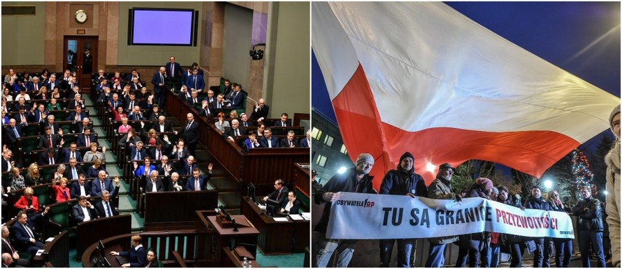 "Dzisiejsze posiedzenie Sejmu to czarny dzień dla polskiej demokracji. Zdarzyło się dziś coś zawstydzającego i hańbiącego: większość PiS-owska złamała trójpodział władzy i niezawisłość sądów, złamała ją w porozumieniu z urzędnikami prezydenta" - tak przyjęcie przez Sejm prezydenckich ustaw o Sądzie Najwyższym i Krajowej Radzie Sądownictwa skomentował tuż po głosowaniach lider Platformy Obywatelskiej Grzegorz Schetyna. Zapowiedział, że jego ugrupowanie będzie oczekiwać od Andrzeja Dudy zawetowania obu ustaw. Co konkretnie się w nich znalazło? Przedstawiamy najważniejsze zapisy!