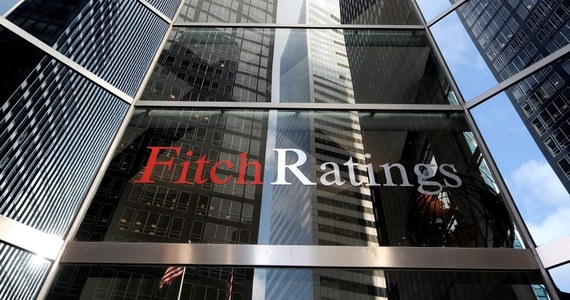 Agencja Fitch potwierdziła długoterminowy rating Polski w walucie obcej na poziomie "A-". Perspektywa ratingu jest stabilna. Agencja obniżyła szacunek deficytu sektora finansów publicznych na 2017 r. do 1,8 proc. PKB z 2,6 proc.