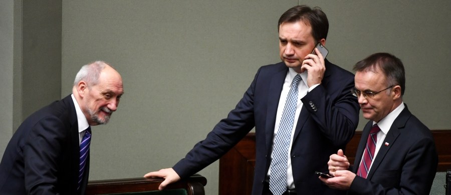 Mamy potwierdzoną chęć bardzo głębokiej współpracy dla dobra Polski z ministrem sprawiedliwości Zbigniewem Ziobrą - oświadczył Mateusz Morawiecki niedługo po tym, jak prezydent Andrzej Duda desygnował go na premiera. Z jego wypowiedzi wynika, że spokojni o swoje rządowe posady mogą być również zastępca Ziobry, szef komisji weryfikacyjnej ds. warszawskiej reprywatyzacji Patryk Jaki i szefowa kancelarii premiera Beata Kempa.