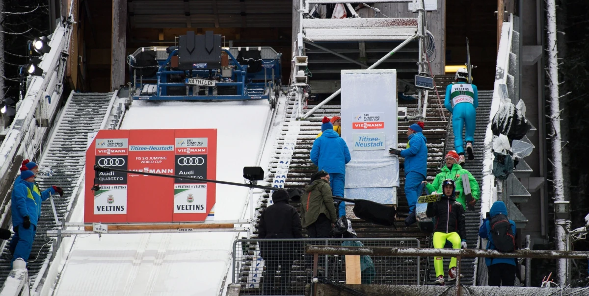 Piotr Żyła, Dawid Kubacki, Maciej Kot i Kamil Stoch wystąpią w niemieckim Titisee-Neustadt w trzecim w sezonie drużynowym konkursie Pucharu Świata w skokach narciarskich W takim samym składzie biało-czerwoni rywalizowali w dwóch poprzednich zawodach. 