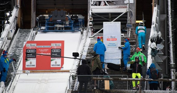 Piotr Żyła, Dawid Kubacki, Maciej Kot i Kamil Stoch wystąpią w niemieckim Titisee-Neustadt w trzecim w sezonie drużynowym konkursie Pucharu Świata w skokach narciarskich W takim samym składzie biało-czerwoni rywalizowali w dwóch poprzednich zawodach. 
