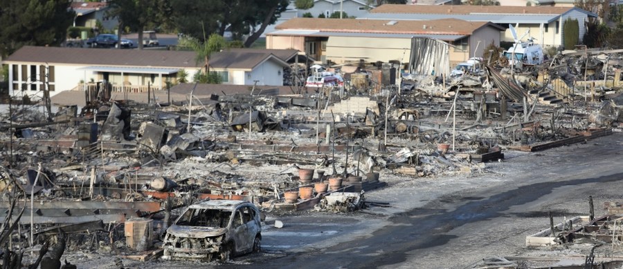 Ponad 8700 strażaków walczy z szalejącymi w Kalifornii pożarami. Żywioł podsycany silnymi, suchymi wiatrami, nie ustępuje. Według opublikowanego komunikatu władz, płomienie strawiły już ponad 500 budynków, liczne pola uprawne, farmy i osady.