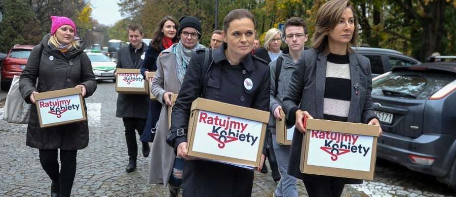 Do prokuratury trafiło zawiadomienie o podawaniu nieprawdziwych danych na temat liczby podpisów pod projektem liberalizującym prawo aborcyjne złożonym przez komitet "Ratujmy Kobiety” - pisze sobotni "Nasz Dziennik". Złożył je Instytut na rzecz Kultury Prawnej Ordo Iuris. 