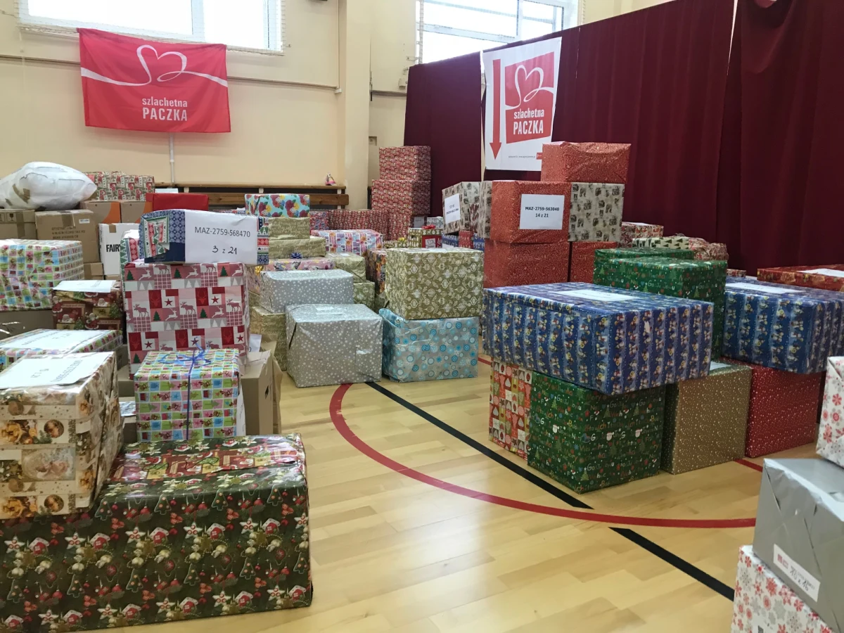 Wielki Finał Szlachetnej Paczki. Podczas weekendu wolontariusze przekazywali przygotowaną przez darczyńców pomoc prawie dwudziestu tysiącom rodzin w potrzebie! Największe paczkowe magazyny były w Krakowie w namiocie przy Galerii Kazimierz i w Warszawie w Szkole Podstawowej nr 132.