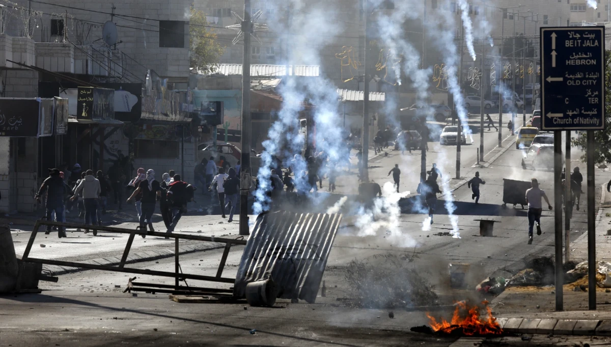 ​Izraelskie lotnictwo przeprowadziło nowe ataki na Strefę Gazy w odpowiedzi na wystrzelenie rakiet w kierunku Izraela z tej enklawy. Palestyńska organizacja Hamas poinformowała, że w nalotach zginęło dwóch bojowników. To ciąg dalszy zaciętego konfliktu izraelsko-palestyńskiego, który zaostrzył się po tym, jak prezydent USA Donald Trump uznał Jerozolimę za stolicę Izraela.