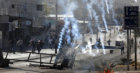 ​Izraelskie lotnictwo przeprowadziło nowe ataki na Strefę Gazy w odpowiedzi na wystrzelenie rakiet w kierunku Izraela z tej enklawy. Palestyńska organizacja Hamas poinformowała, że w nalotach zginęło dwóch bojowników. To ciąg dalszy zaciętego konfliktu izraelsko-palestyńskiego, który zaostrzył się po tym, jak prezydent USA Donald Trump uznał Jerozolimę za stolicę Izraela.