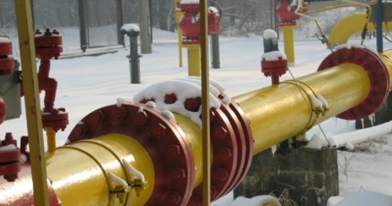 PGNiG odrzuca rosyjski wniosek o renegocjację cen. Wczoraj wieczorem polska firma gazowa poinformowała, że Gazprom wystąpił o rozmowy na temat cen gazu dla Polski. Strona polska odpowiada jednak, że wniosek nie spełnia wymogów formalnych i że jest niezasadny. Chodzi o to, że PGNiG jako pierwszy, już przed miesiącem, złożył swój wniosek o podjęcie rozmów o cenach i woli rozpocząć rozmowy na własnych warunkach. 